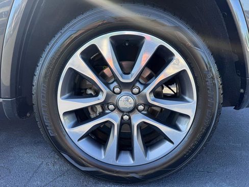 Used 2018 Jeep Grand Cherokee Overland AWD/4WD image 14