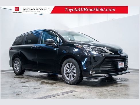 Used 2024 Toyota Sienna XLE image 1