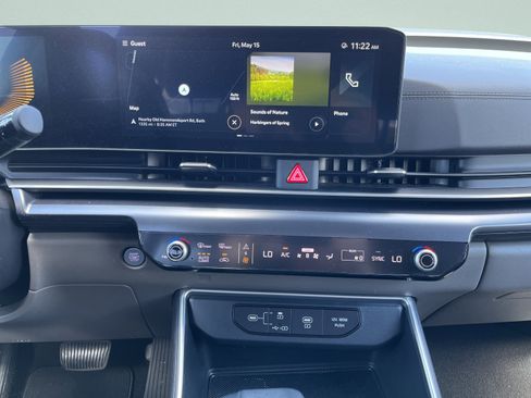 Used 2025 Kia Carnival FWD image 26