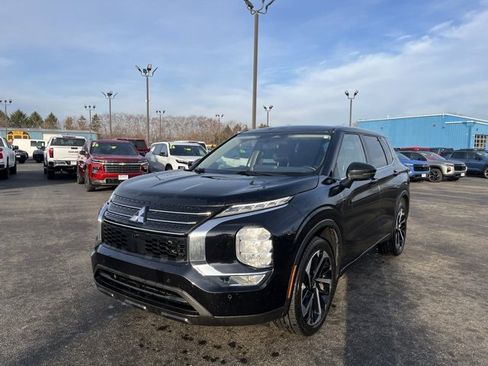 Used 2023 Mitsubishi Outlander SE image 3