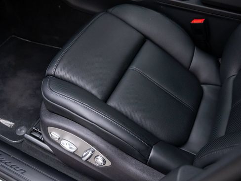 Certified 2026 Porsche Macan AWD/4WD image 17