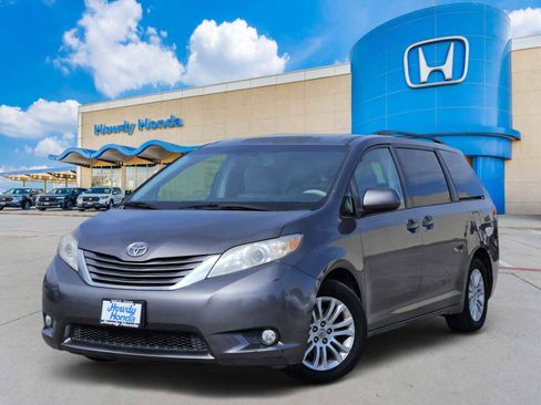 Used 2012 Toyota Sienna XLE image 1