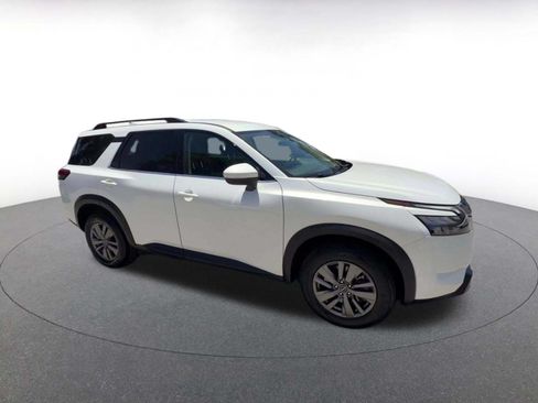 Used 2025 Nissan Pathfinder SV FWD image 2