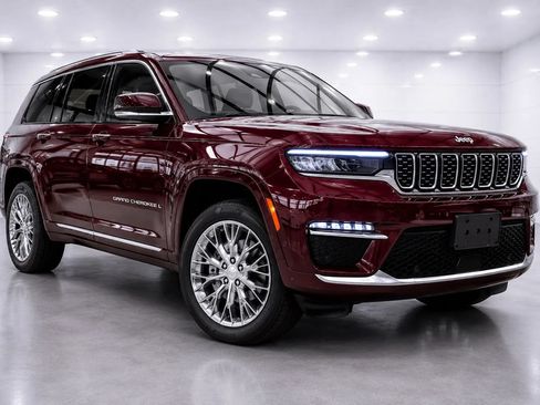 Used 2023 Jeep Grand Cherokee Summit w/ Adv Protech Group IV AWD/4WD image 7