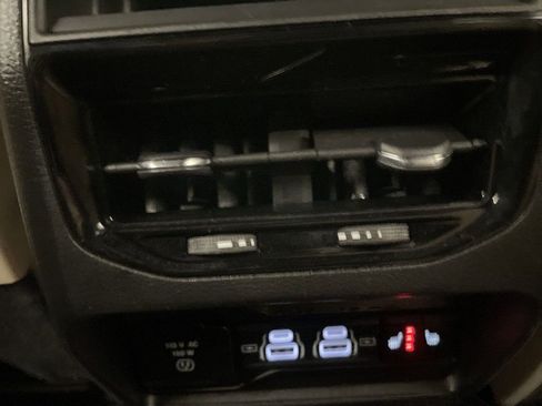 Used 2023 Jeep Grand Cherokee Limited image 15