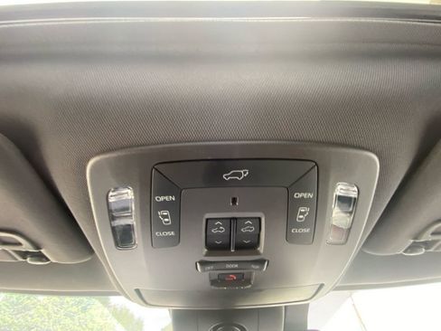 Used 2023 Toyota Sienna Platinum AWD/4WD image 17