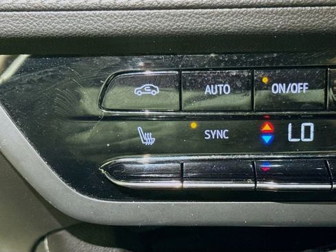 Used 2022 Buick Envision Essence w/ Technology Package I FWD image 19