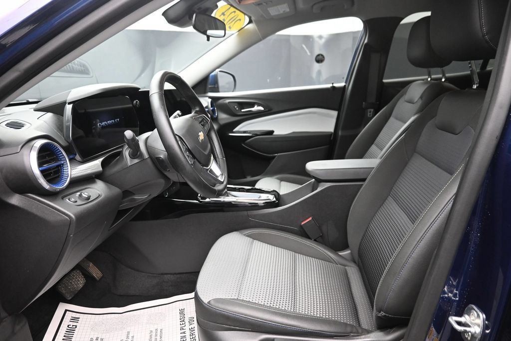 Used 2024 Chevrolet Trax LT w/ Driver Confidence Package FWD image 14