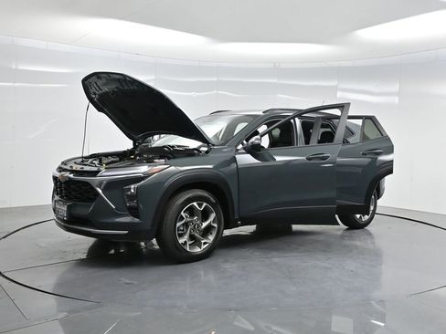 Used 2025 Chevrolet Trax LT w/ Driver Confidence Package FWD image 44