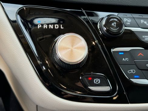 Used 2017 Chrysler Pacifica Touring-L Plus image 33