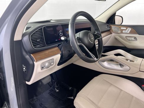 Used 2024 Mercedes-Benz GLS 450 4MATIC image 9