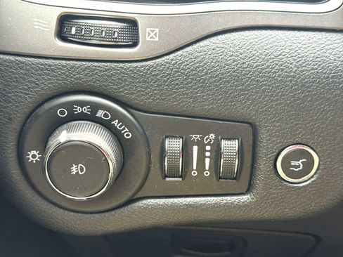 Used 2019 Jeep Cherokee Limited AWD/4WD image 18