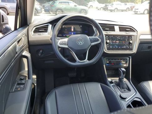 Certified 2024 Volkswagen Tiguan SE w/ Panoramic Sunroof Package AWD/4WD image 11