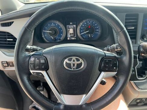 Used 2017 Toyota Sienna XLE AWD/4WD image 8