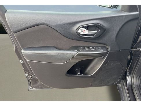 Used 2015 Jeep Cherokee Latitude image 14