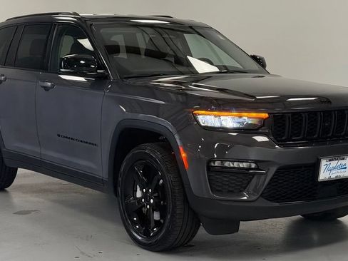 Used 2023 Jeep Grand Cherokee Limited w/ Black Appearance Package AWD/4WD image 6