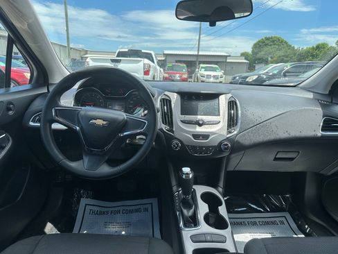 Used 2018 Chevrolet Cruze LS FWD image 9