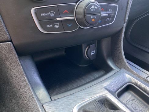 Used 2016 Dodge Charger SXT RWD image 16