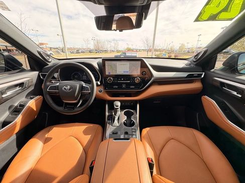 Used 2024 Toyota Highlander Platinum image 14