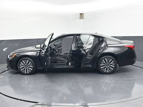 Used 2024 Nissan Altima 2.5 SV FWD image 49