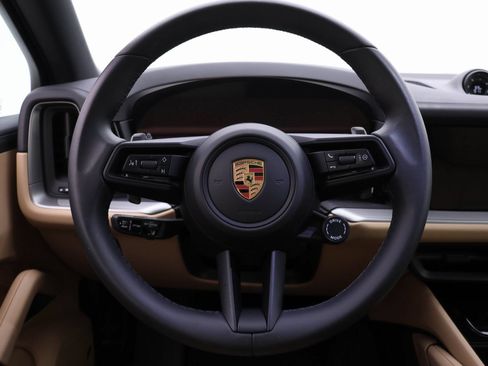 Used 2025 Porsche Cayenne AWD/4WD image 18