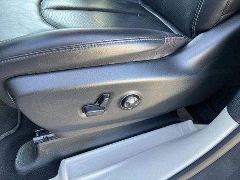 Used 2023 Chrysler Pacifica Touring-L FWD image 13