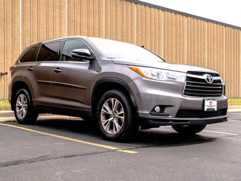 Used 2016 Toyota Highlander Plus AWD/4WD image 2