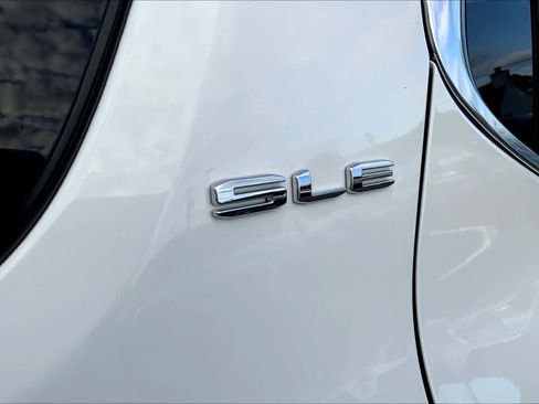 Certified 2023 GMC Acadia SLE w/ Driver Convenience Package image 9