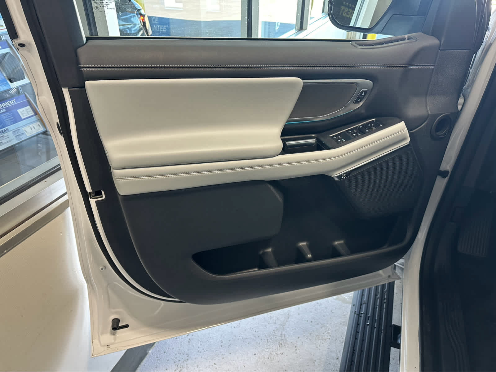 Certified 2025 Ford Expedition Platinum AWD/4WD image 16