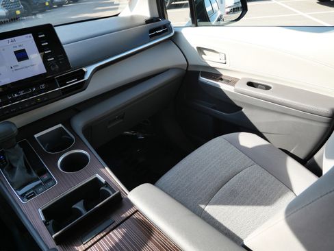 Certified 2023 Toyota Sienna LE FWD image 15