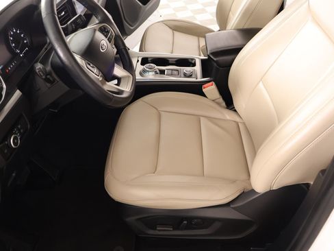 Used 2024 Ford Explorer XLT w/ Equipment Group 202A image 11