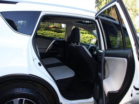 Used 2018 Toyota RAV4 XLE AWD/4WD image 6