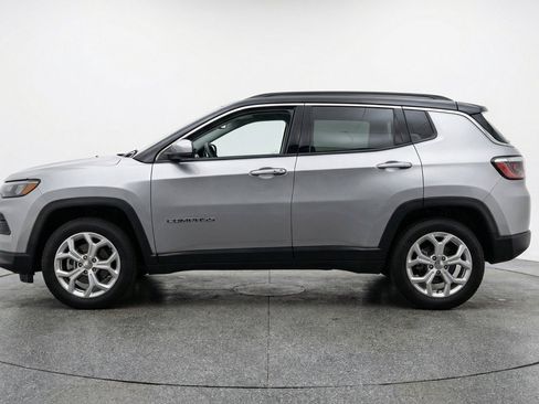 Used 2025 Jeep Compass Latitude AWD/4WD image 5