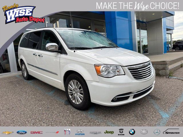 Used 2013 Chrysler Town & Country Limited FWD image 1