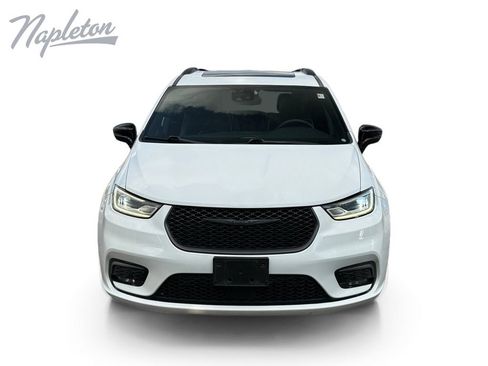 Used 2024 Chrysler Pacifica Premium FWD image 9