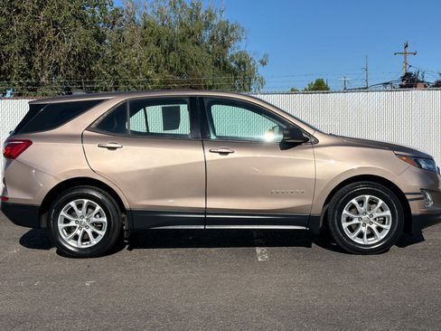 Used 2019 Chevrolet Equinox LS FWD image 3