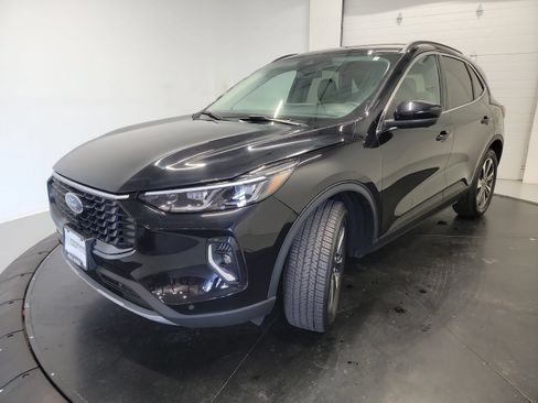 Used 2023 Ford Escape Platinum AWD/4WD image 3