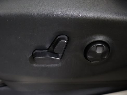 Used 2024 Chrysler Pacifica Touring-L FWD image 32