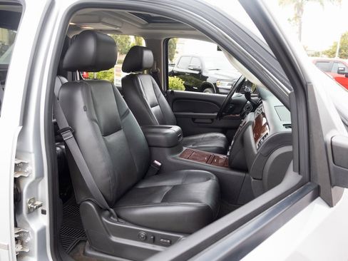 Used 2013 Chevrolet Avalanche LTZ image 25