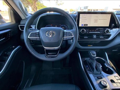 Used 2025 Toyota Highlander Limited AWD/4WD image 6