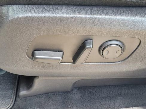 Used 2024 Kia Carnival EX FWD image 18