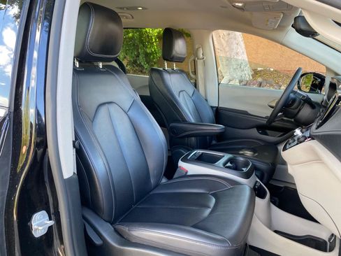 Used 2024 Chrysler Pacifica Limited FWD image 48