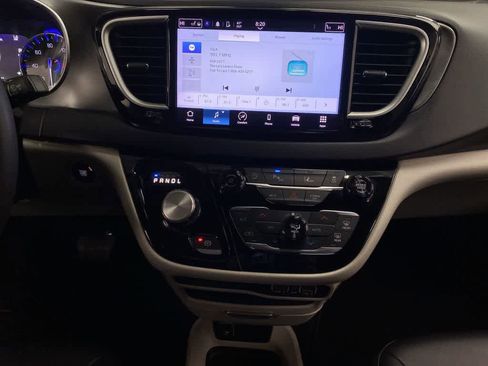 Used 2024 Chrysler Pacifica Touring-L image 24