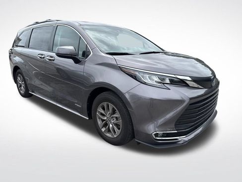 Used 2021 Toyota Sienna XLE w/ XLE Plus Package AWD/4WD image 2