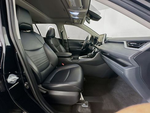 Used 2019 Toyota RAV4 XLE Premium image 31