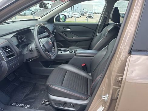 Used 2025 Nissan Rogue SV AWD/4WD image 16