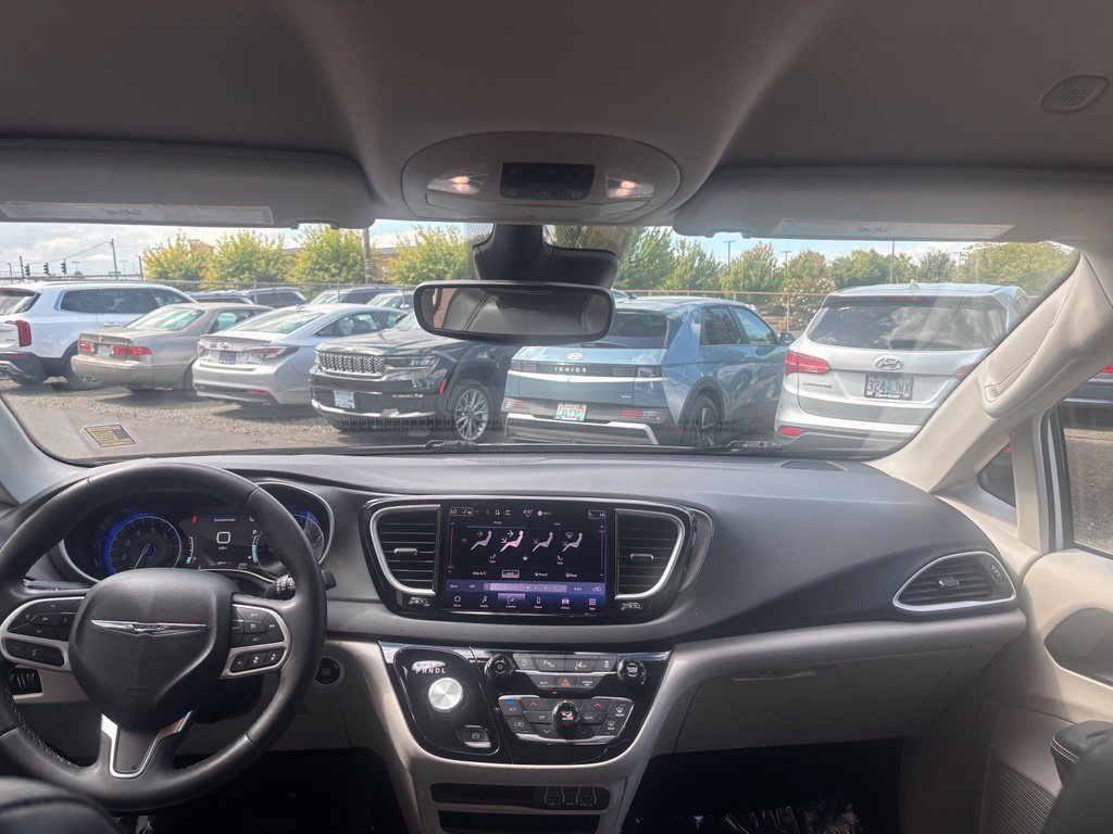 Used 2023 Chrysler Pacifica Touring-L FWD image 25