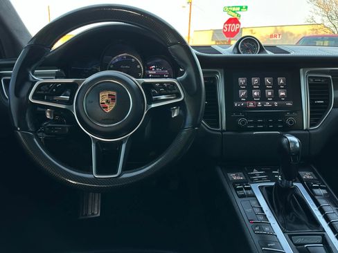 Used 2017 Porsche Macan Turbo image 31