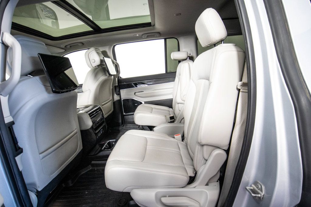 Used 2022 Jeep Wagoneer Series III w/ Premium Group I AWD/4WD image 10