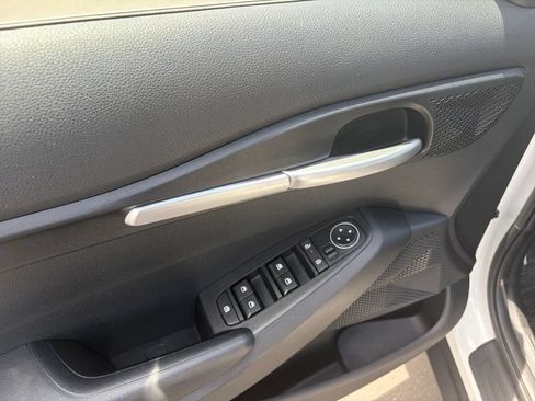 Used 2025 Kia Seltos LX AWD/4WD image 11
